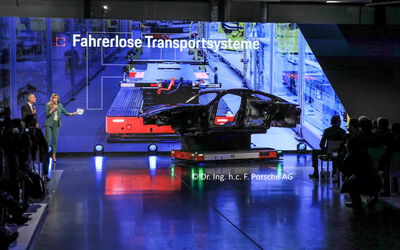 dpm Vision E präsentiert Porsche Taycan Karosse bei Eröffnungsfeier